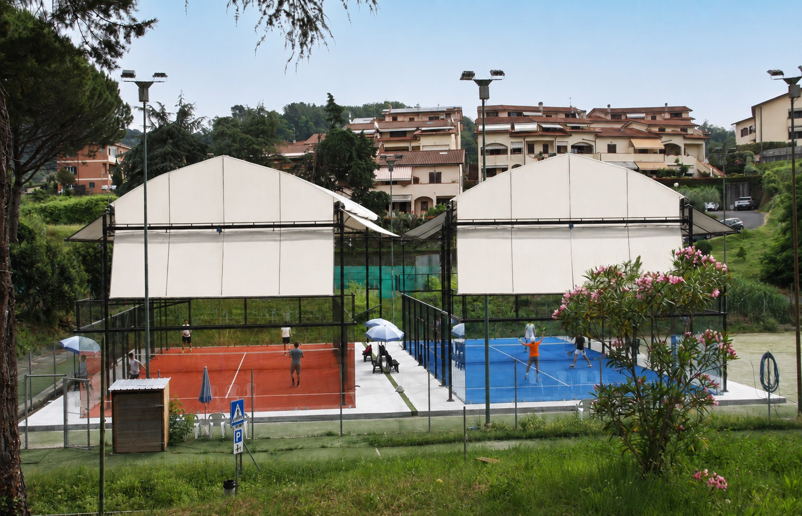 Vista ravvicinata dei campi da padel del Circolo Tennis Spezia coperti