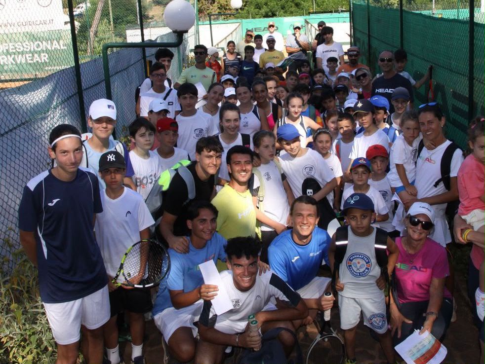 Bambini e ragazzi durante le attività del Campus estivo al Circolo Tennis Spezia
