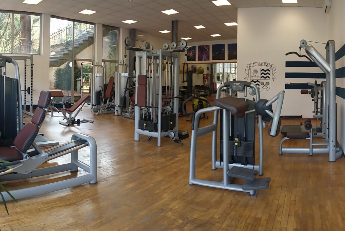 Vista della sala pesi e delle macchine della palestra CTS