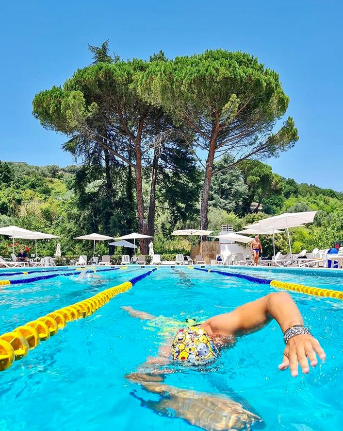 Nuotatore in corsia nella piscina scoperta del Circolo