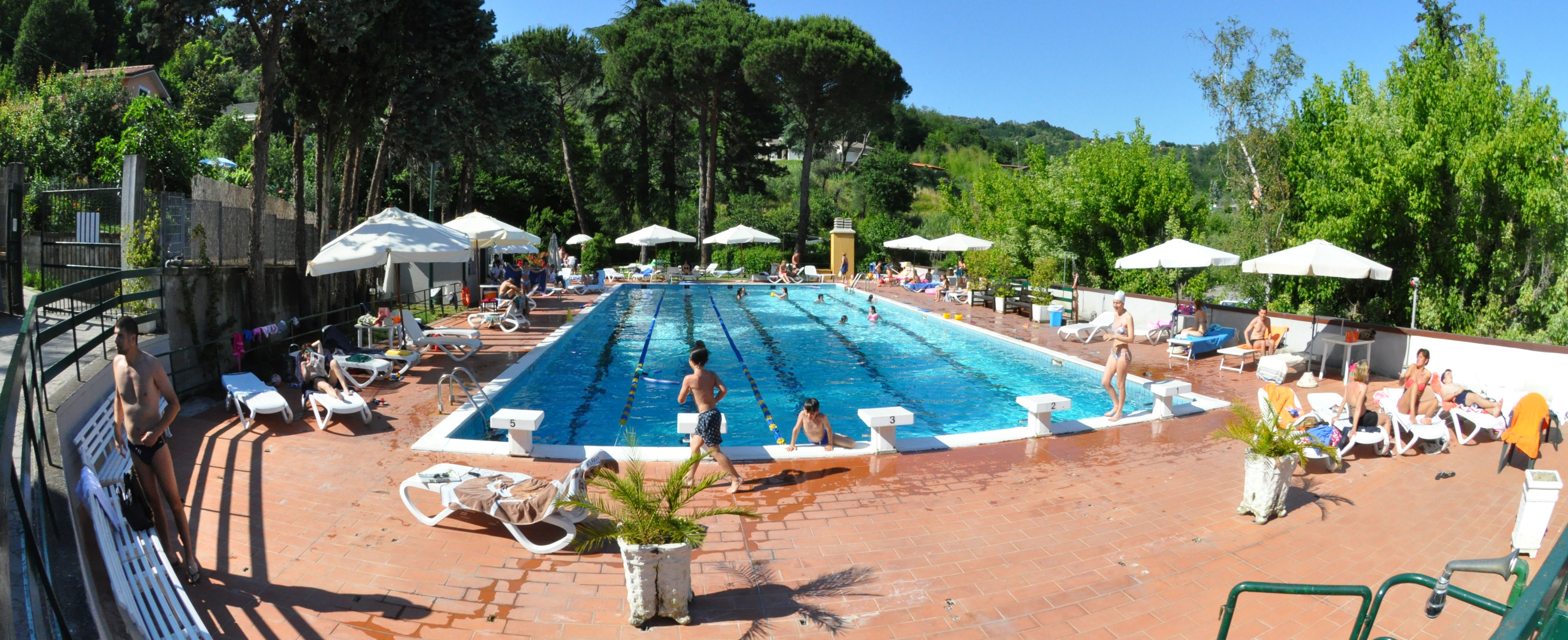 Vista della vasca e del solarium nel verde del Circolo Tennis Spezia